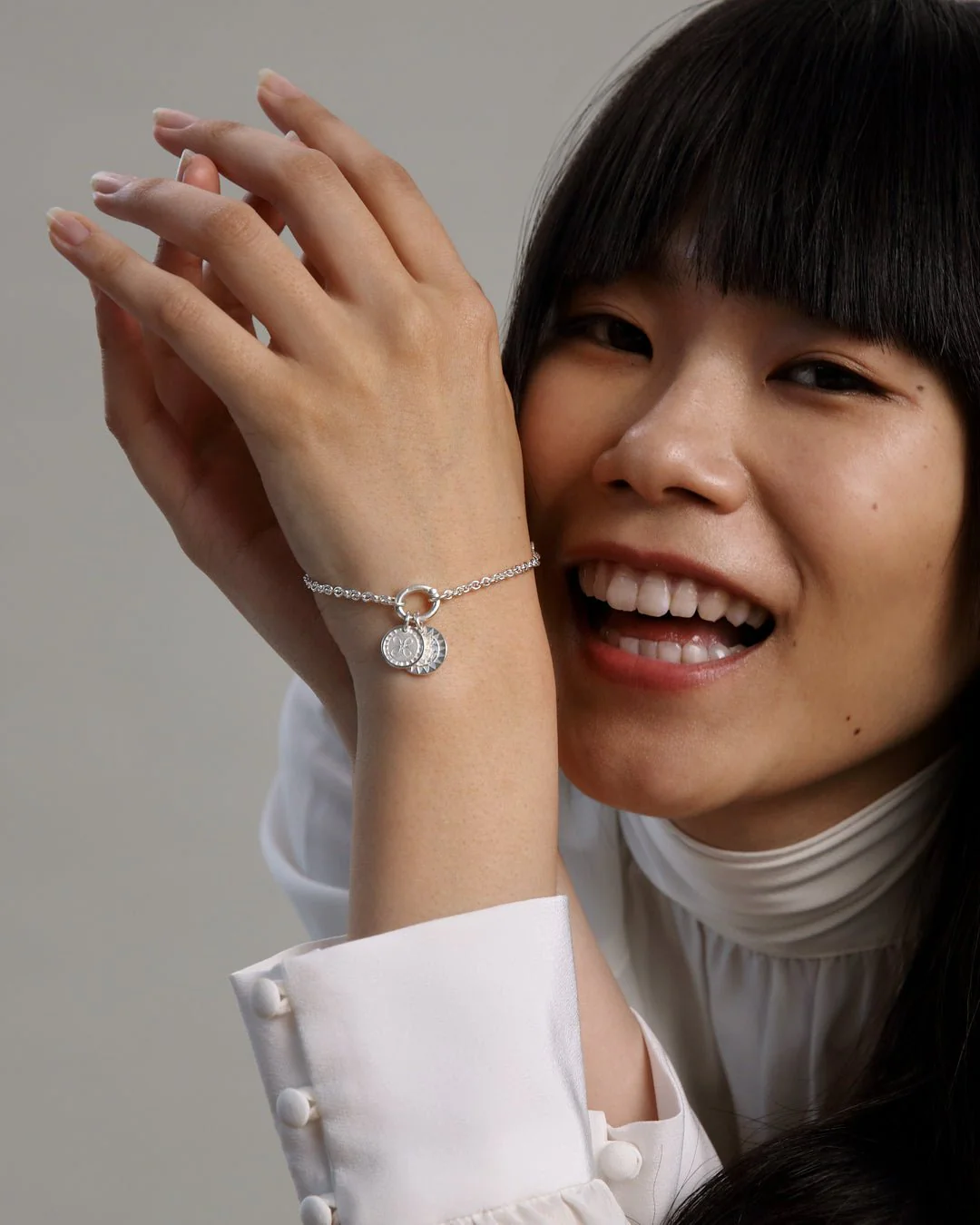 Amuletti-pikkuhela Aurinkoleijona hopea - Image 4